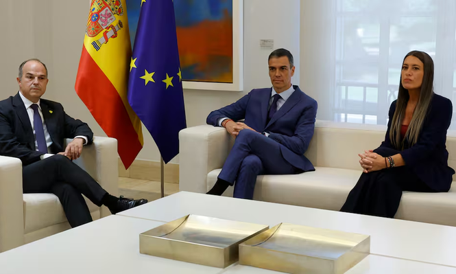 El presidente del Gobierno, Pedro Sánchez junto a Jordi Turull y Miriam Nogueras de Junts.