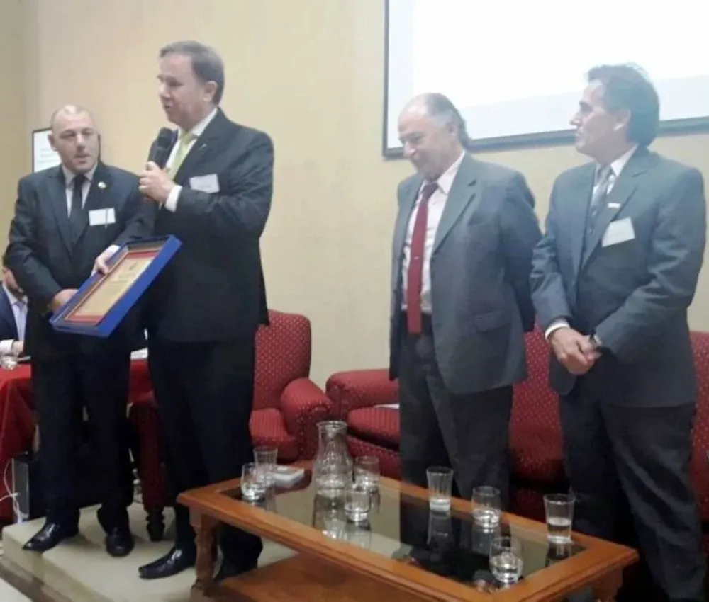 El Secretario General de la Anrtci, Mario Stefanoli recibiendo un reconocimiento de la AARCIB
