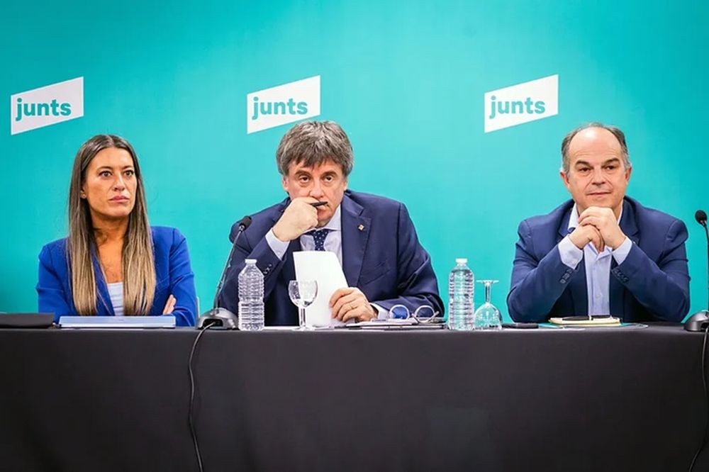 Puigdemont, Nogueras y Turull, en una reunión de Junts.EFE