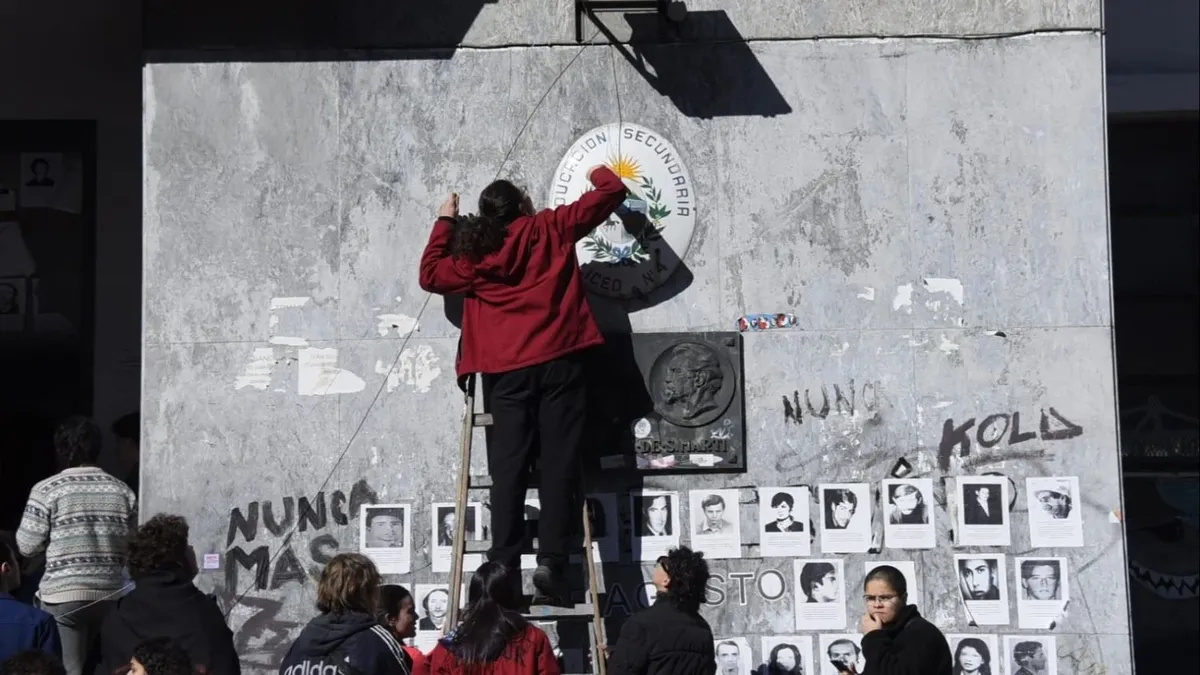 Profesores de Montevideo paran este martes y estudiantes ocupan el ...