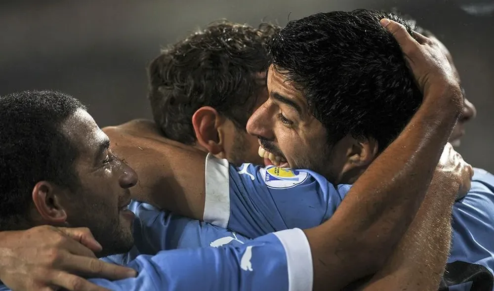 Los futbolitas de Uruguay celebran el tanto de Suárez