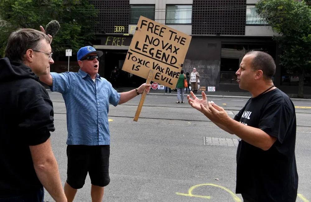 Protestas fuera del establecimiento en el que Novak Djokovic estaba detenido