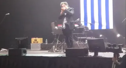 andres calamaro fumo un porro en el escenario del antel arena