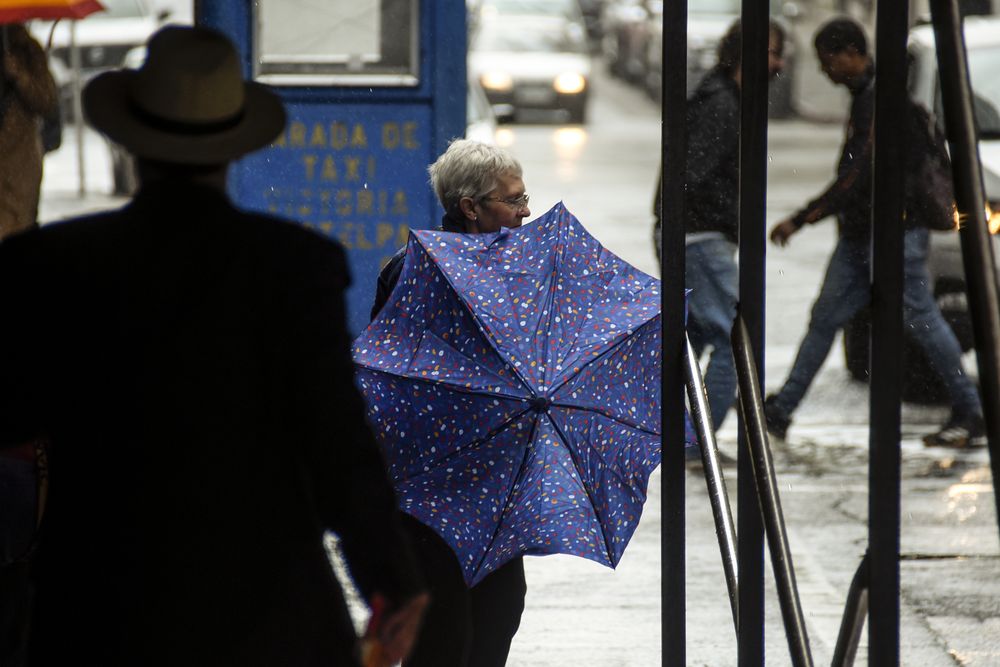 20250408 Lluvia, frio, paraguas, mal tiempo, estado del tiempo.