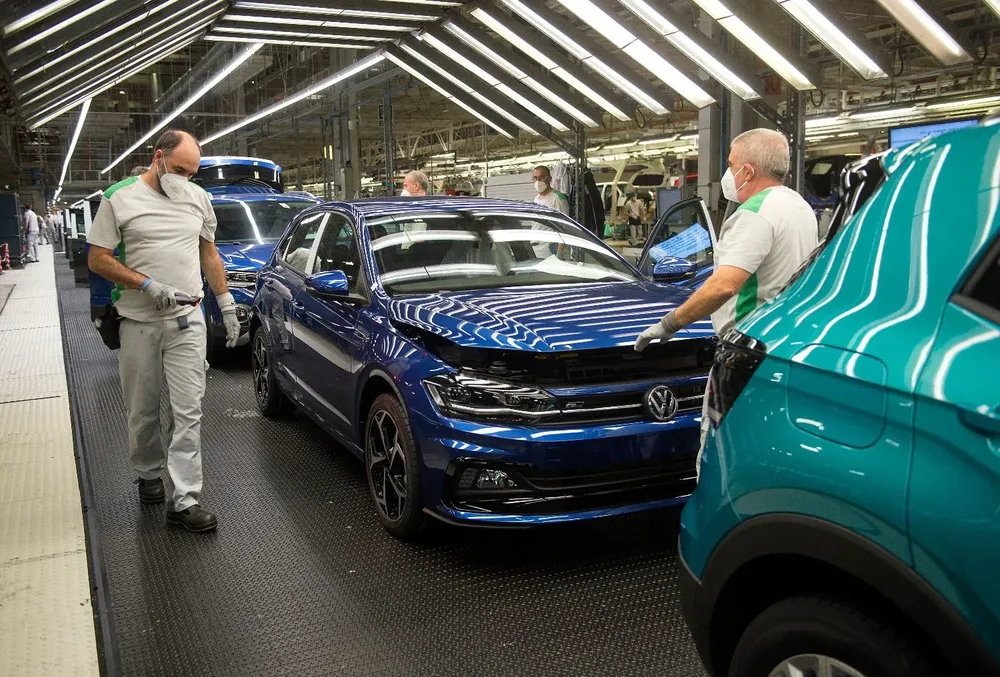 Trabajadores volvieron a sus tareas en la planta de Volkswagen en Navarra, España, el 30 de abril