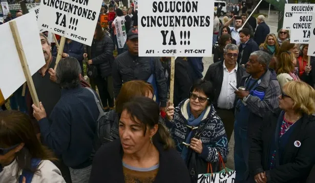 Manifestación de cincuentones en Montevideo durante el año 2017.