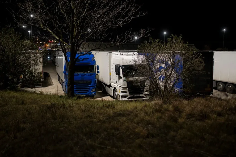 Varios camiones en la autopista AP-7 cortada a la altura de La Jonquera por la protesta de los agricultores franceses.
