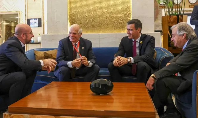 El secretario general de la ONU, António Guterres; el presidente del Consejo Europeo, Charles Michel; el responsable de Política Exterior de la UE, Josep Borrell, y el presidente en funciones del Gobierno de España, Pedro Sánchez en la Cumbre de la Paz de El Cairo.