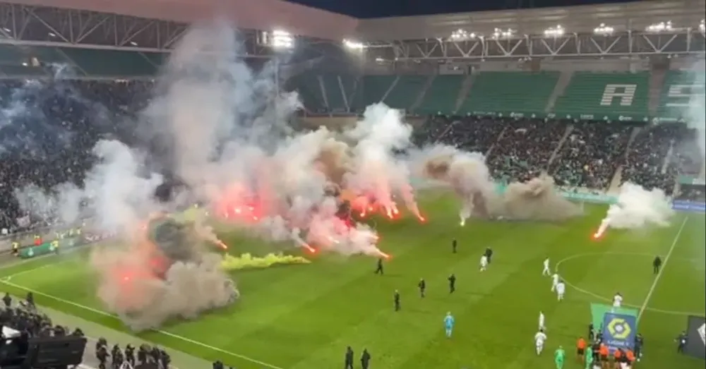 Los aficionados de Saint Etienne llenaron de bengalas el césped de su estadio antes del partido ante Angers, para que renunciara el técnico