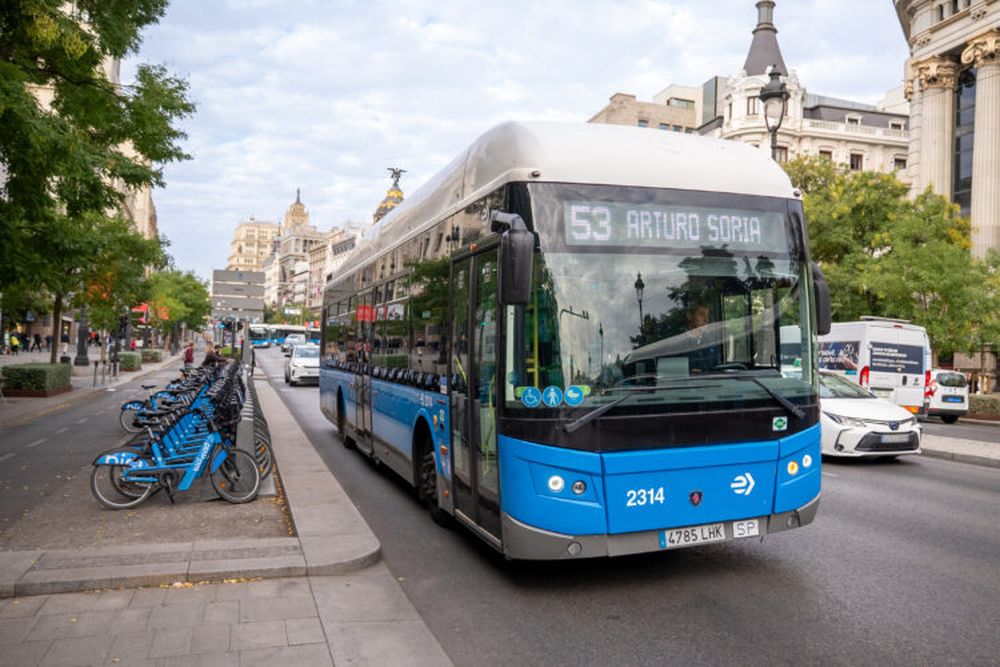 Imagen de archivo autobús EMT Madrid por la calle de Alcalá.