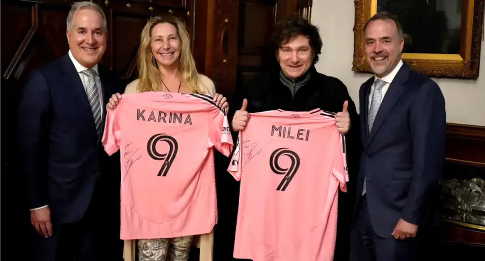 Milei y Karina con la camiseta de Inter Miami.jpg