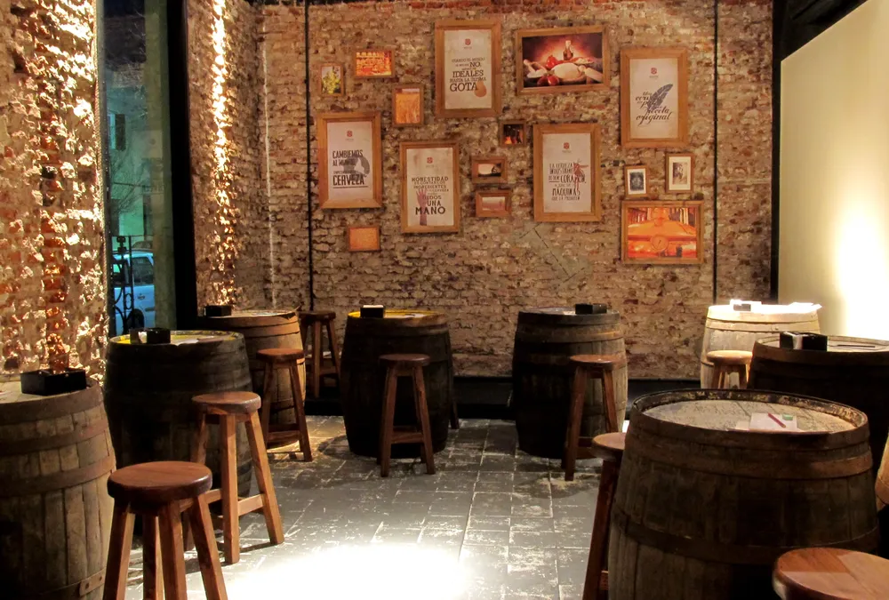 Local rústico de cuidada ambientación