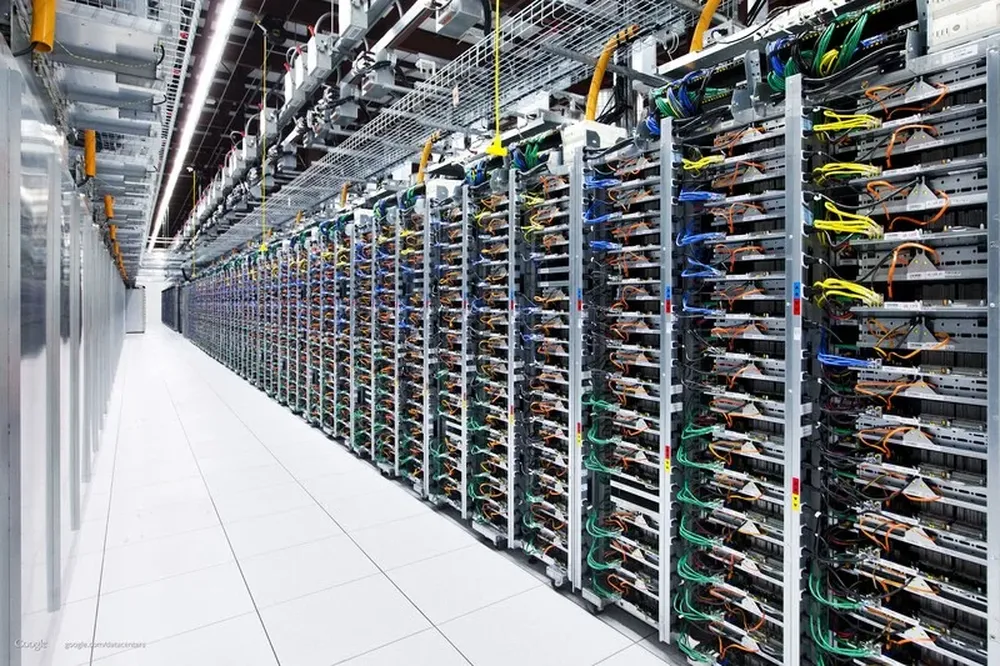 Cada uno de nuestros bastidores de servidores tiene cuatro interruptores conectados por un cable de diferente color. Mantenemos estos colores en todos nuestros centros de datos para saber cuál reemplazar en caso de una falla. En este caso, los servidores son los de Mayes County, Oklahoma