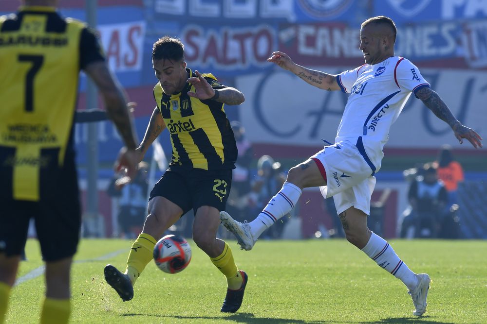 Javier Méndez de Peñarol y Nicolás López de Nacional en la final del Torneo Intermedio