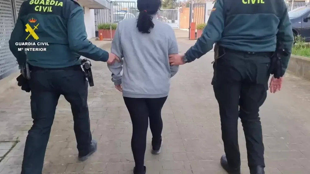 Tiraban billetes en el suelo del banco y aprovechaban para robar en la caja,