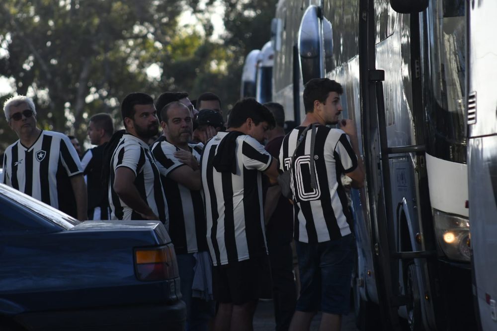 Hinchas de Botafogo se trasladan al estadio para el partido contra Peñarol.jpeg