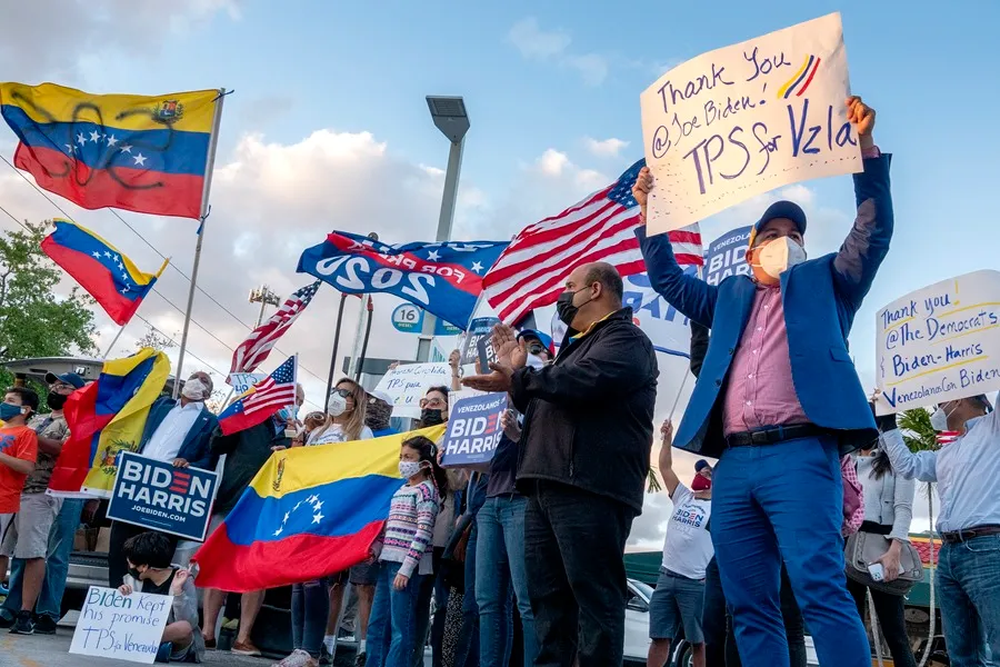 Venezolanos en Estados Unidos muestran mensajes a favor del Estatus de Protección Temporal (TPS).