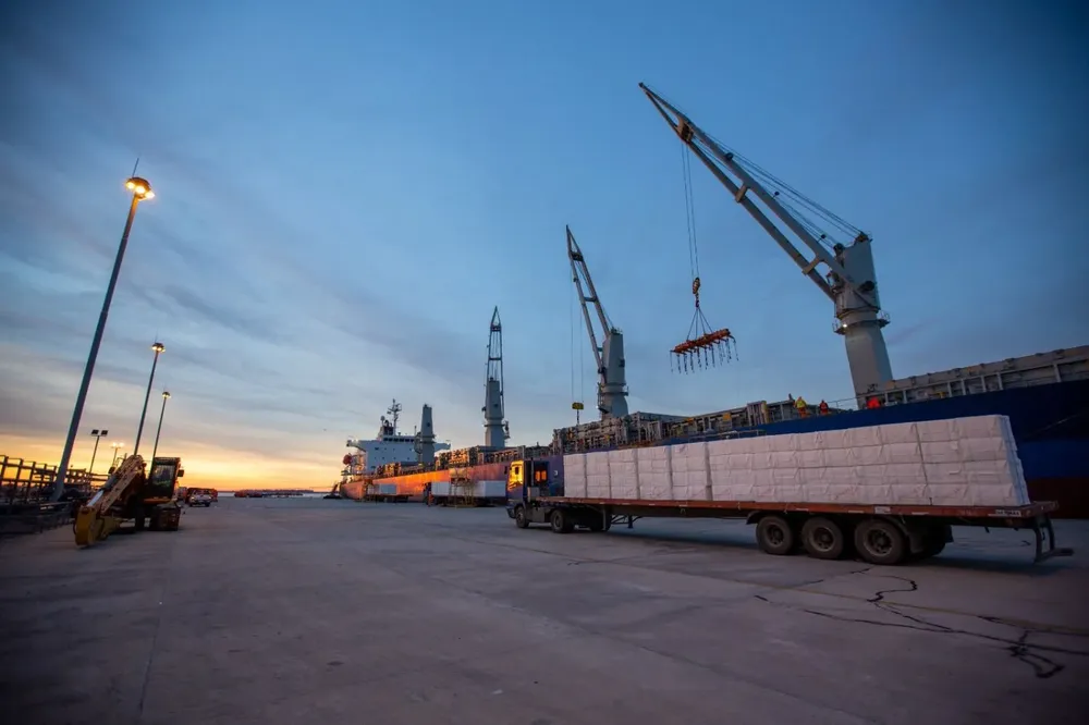 Carga de celulosa en el puerto de Montevideo.