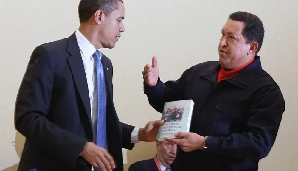 En la V Cumbre de las Américas, Chávez le regaló un ejemplar de Galeano a Barack Obama.