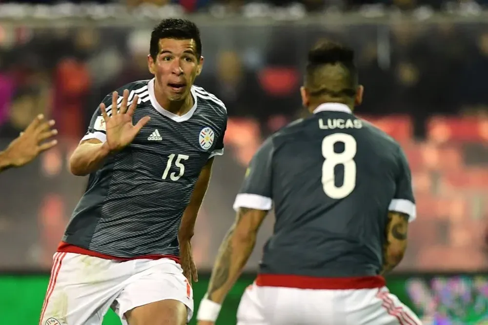 Víctor Cáceres, autor del segundo gol de Paraguay ante Chile, lo festeja con Lucas Barrios.