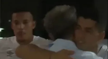 El abrazo de Renato y Luis Suárez