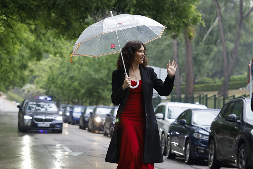 Isabel Díaz Ayuso, bajo la lluvia para la celebración del Dos de Mayo.