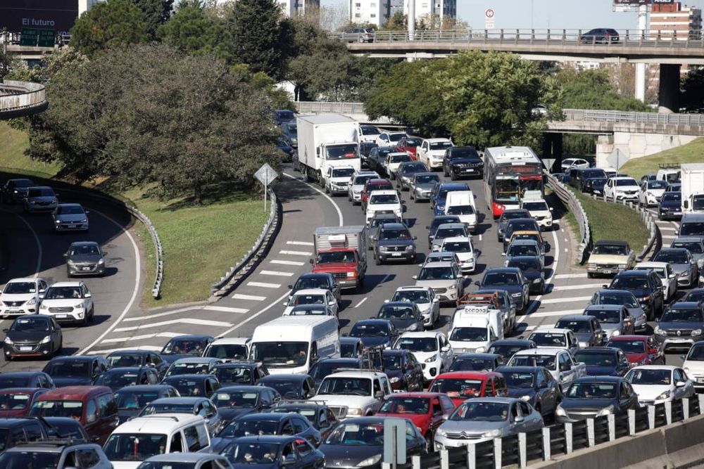 Reducir el uso de vehículos particulares puede ayudar en el ahorro de energía.