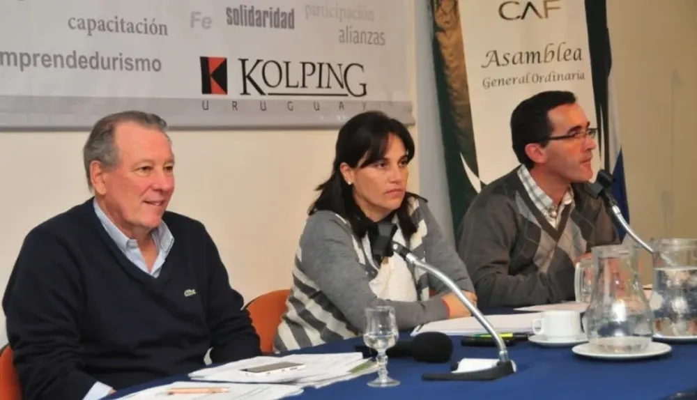 El presidente de CAF,Daniel Vago, en la mesa que presidió la asamblea de la cooperativa.