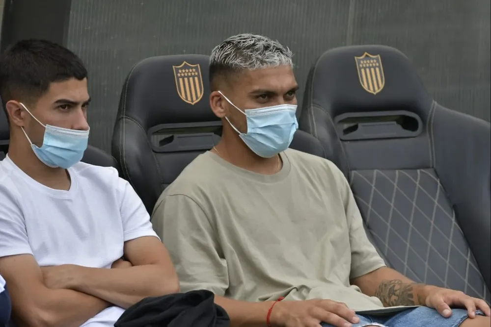 Brian Ocampo se perdió el clásico Peñarol-Nacional en el Campeón del Siglo; mientras sus compañeros calentaban en la cancha, el floridense miraba desde el banco, vestido de particular