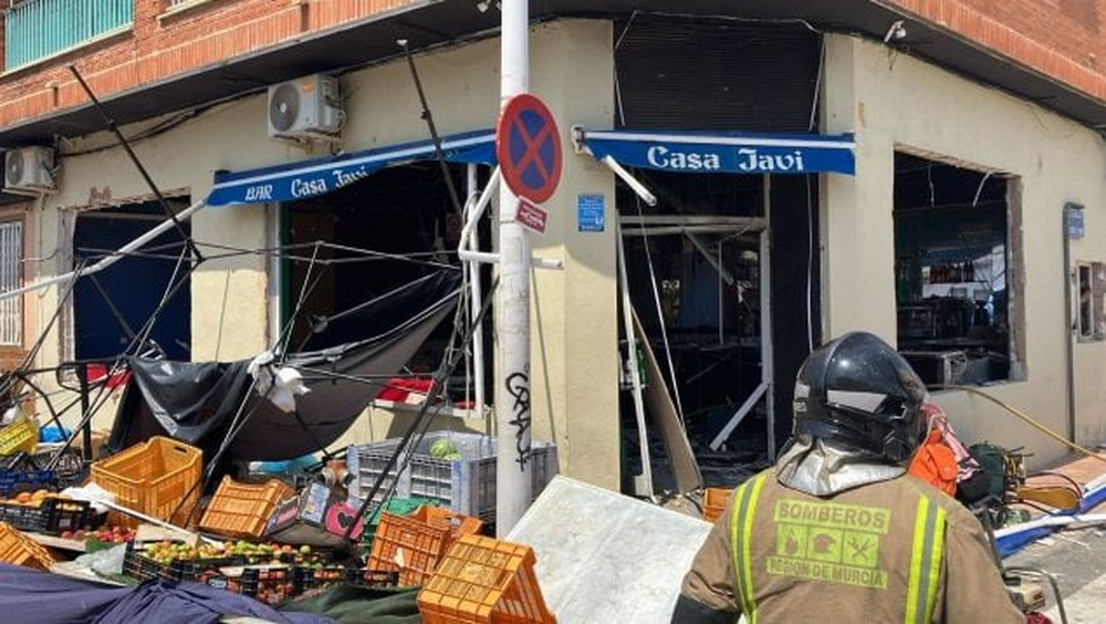 Los servicios de Emergencias trabajan en el lugar de la explosión