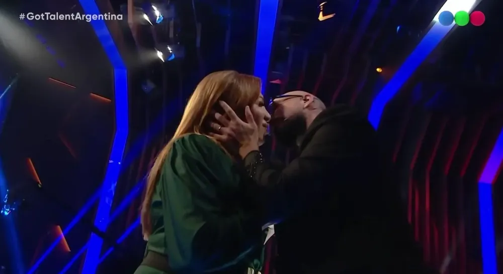 Beso de Lizy Tagliani y Abel Pintos en Got Talent Argentina