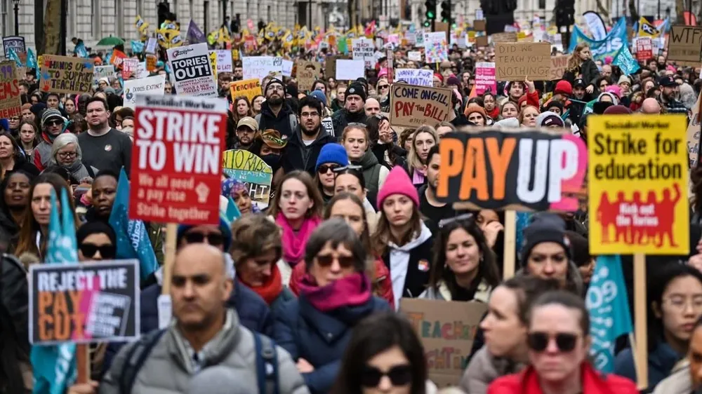 El aumento del costo de vida por las altas tasas de interés para frenar la inflación ha desatado protestas en todo el Reino Unido.