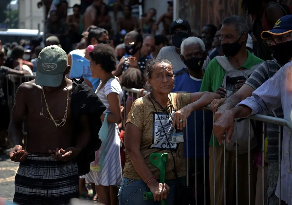 Una mujer mayor en un centro de distribución de comida en Río de Janeiro, Brasil
