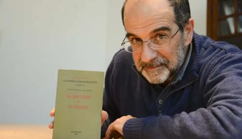 José Rilla con el admirado libro de Carlos Real de Azúa