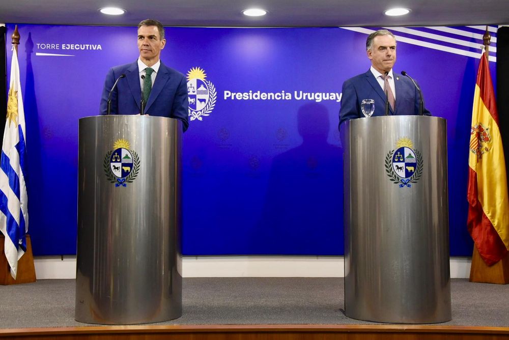 Pedro Sánchez y Yamandú Orsi