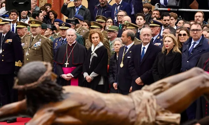 La reina Sofía preside el traslado del Cristo de la Buena Muerte en Málaga