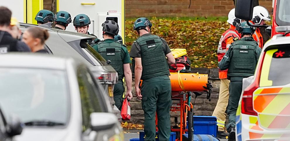 Equipos de emergencia asisten a los heridos tras el atropellamiento masivo.