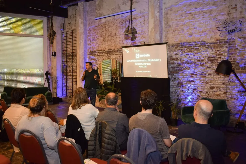 Ignacio Varese en la charla en Urudata.