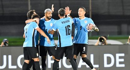 Darwin Núñez y Rodrigo Aguirre celebran un gol con algunos compañeros de la selección de Uruguay ante Colombia