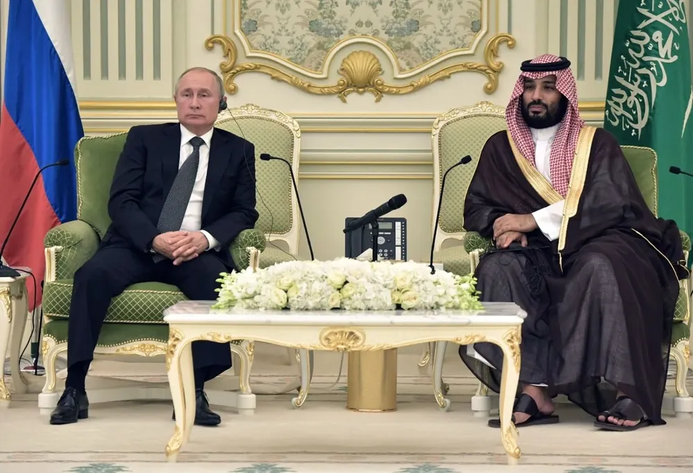 El príncipe heredero de Arabia Saudita en una reunión con el presidente ruso Vladimir Putin