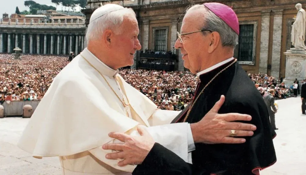 San Juan Pablo II y el futuro beato don Álvaro del Portillo, en 1992.
