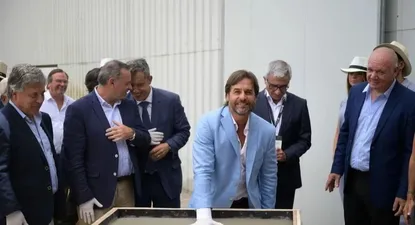 Lacalle Pou y su huella en el cemento