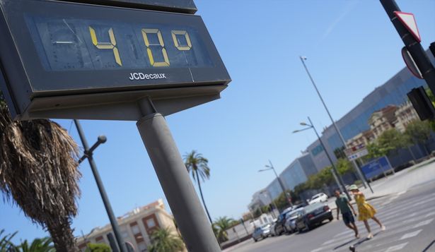 Un termómetro marca 40ºC durante la cuarta ola de calor del verano, a 22 de agosto de 2023, en Valencia