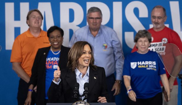 Kamala Harris junto a líderes sindicales en Detroit, Michigan