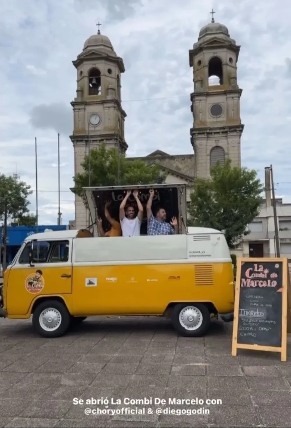 Gonzalo Chory Castro y Diego Godín salen desde dentro de una combi en Trinidad