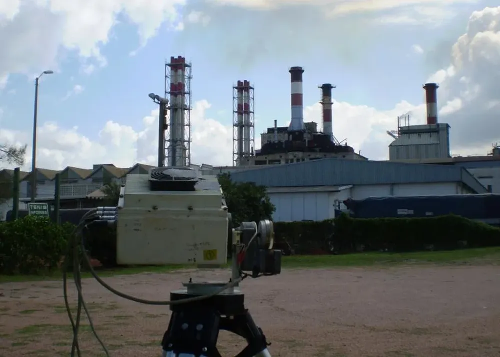 El equipo escanea la pluma de humo de una central de UTE