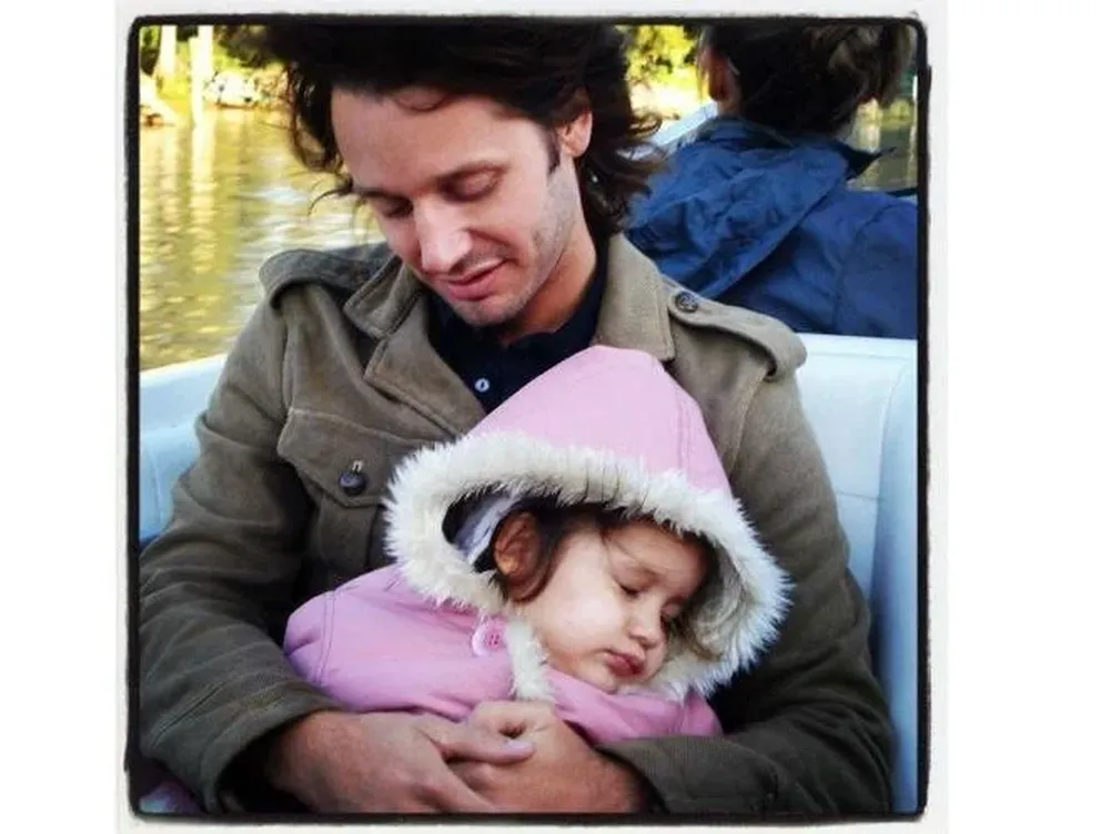 Duerme tranquila mi niña, tuiteó Benjamín Vicuña junto con el link a esta imagen en la que tiene a Blanca en brazos