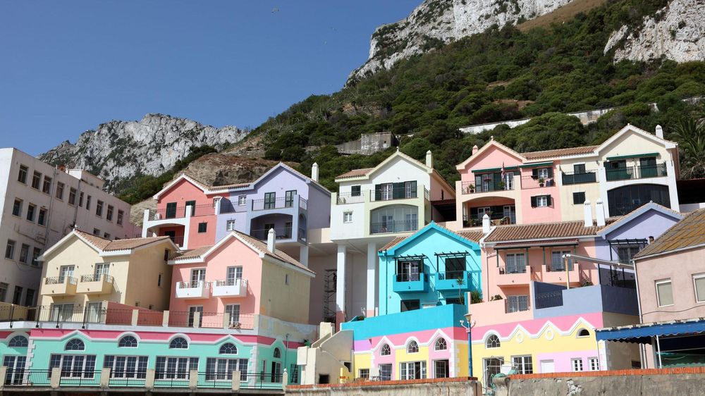 Las coloridas fachadas de las casas podrían hacerlo a uno sentirse transportado al norte de Italia.