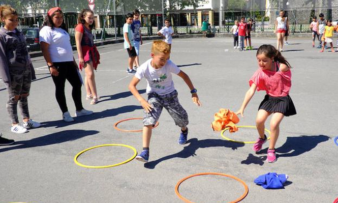 Las escuelas públicas madrileñas abrirán sus patios y bibliotecas desde septiembre.