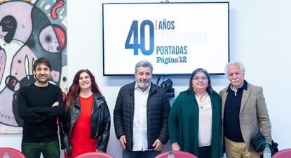 Víctor Santamaría, coordinador del Grupo Octubre, junto a Hugo Soriani y Luciana Peker de Página 12, en la Universidad Complutense de Madrid.